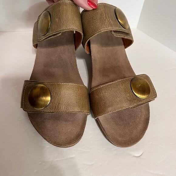 Taos Carousel Wedge Sandal in Tan Leather Size 42 EU - Picture 14 of 15